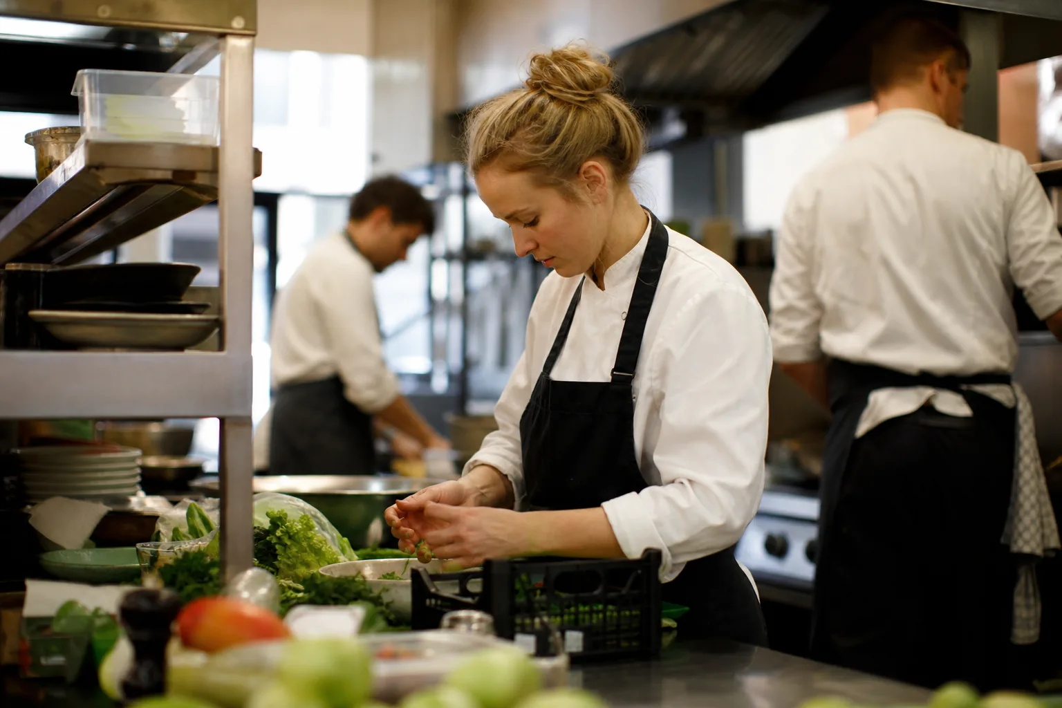 Werk in een Nederlandse horecakeuken. Beeld bij het artikel: Hoe bereken je de foodcost van een gerecht met je actuele inkoopprijzen?